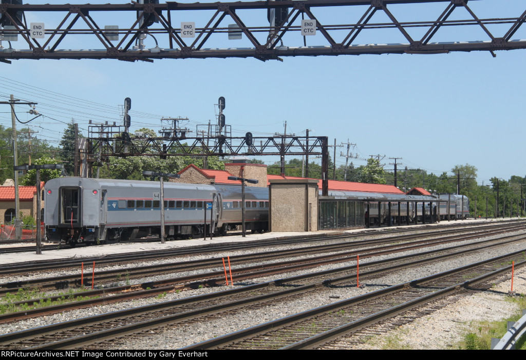 Northbound Amtrak Saluki at Homewood Station